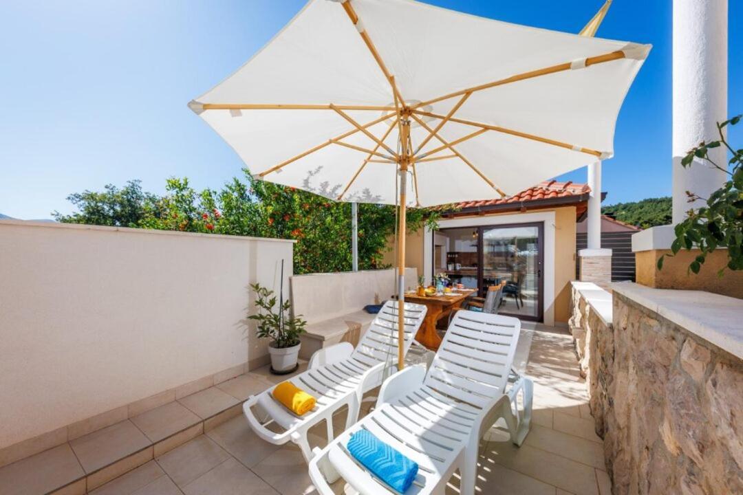 Villa "Amber" Luxury Apartments With A Pool 米利尼 外观 照片