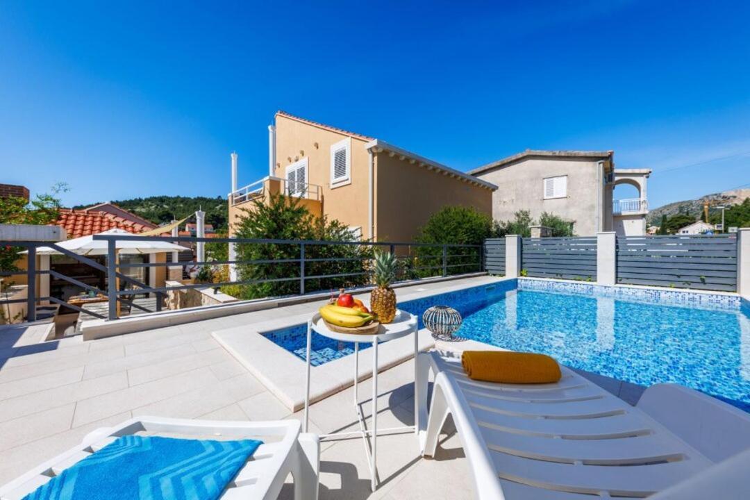 Villa "Amber" Luxury Apartments With A Pool 米利尼 外观 照片