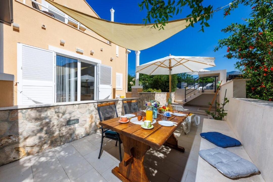 Villa "Amber" Luxury Apartments With A Pool 米利尼 外观 照片
